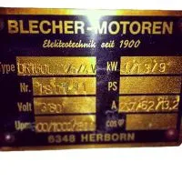 Typenschild eines alten Elektromotors von Blecher Motoren